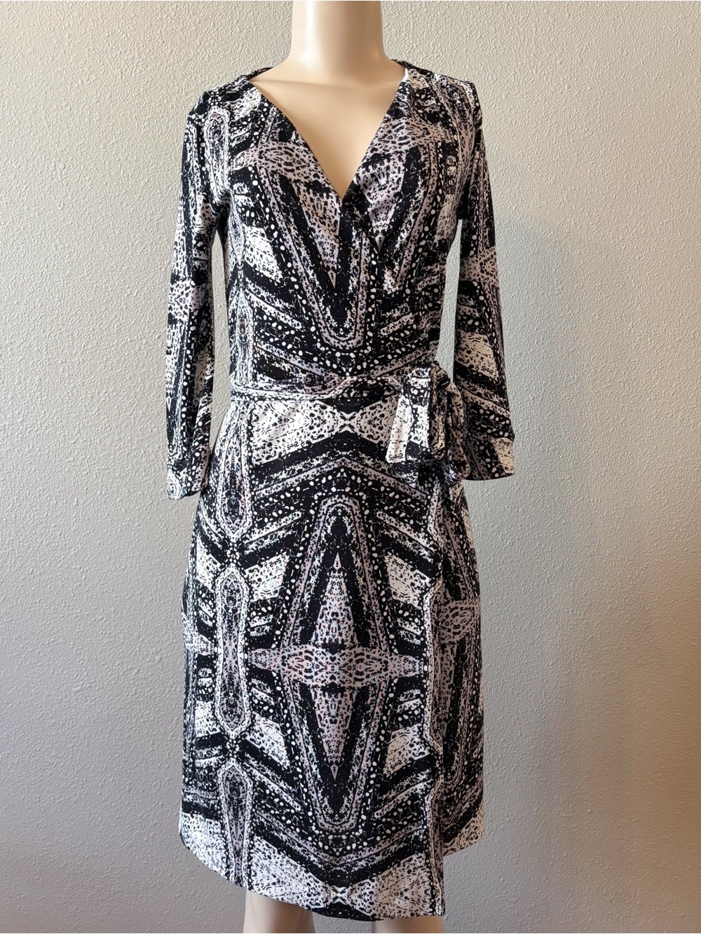 Diane Von Furstenburg Julian Silk Wrap Dress in Two Diamond Black White Sz 4